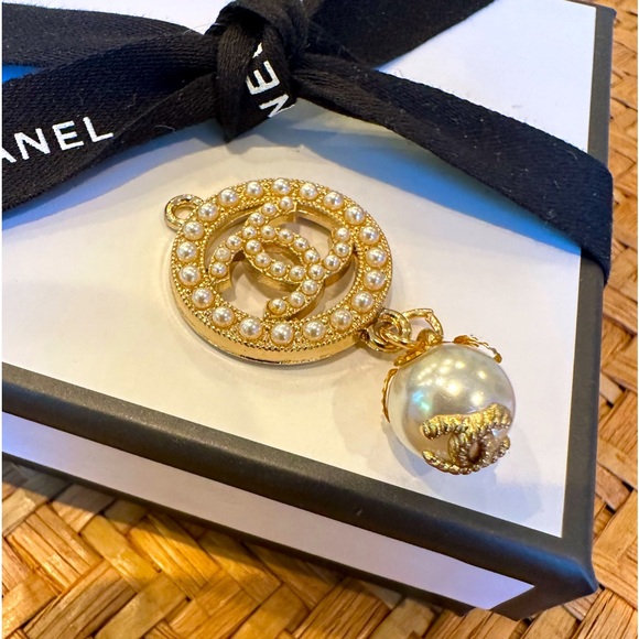 - Chanel Zipper Pull Button Gold Metal Faux Pearl Charm - Picture 1 of 5